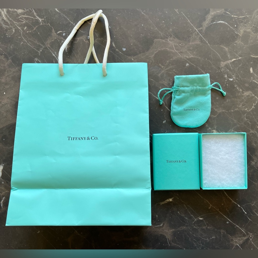 Tiffany Authentic Box with tissue, insert + jewelry bag PLUS Tiffany Store Bag